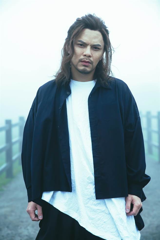 黄明志为新歌MV将头髮染成白色。（亚洲通文创提供）