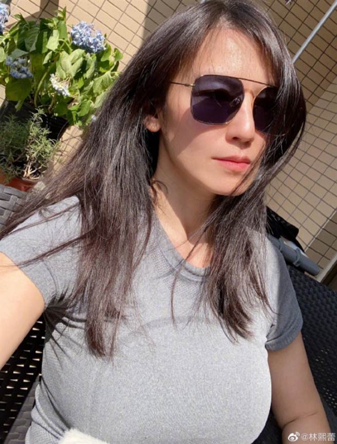 林熙蕾日前曬自拍照，超巨上圍讓粉絲超驚訝。(圖/ 摘自林熙蕾微博)