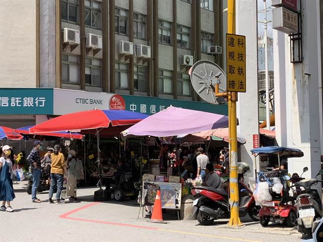 花蓮警方市區中山路等7個路口，建置科技執法系統抓違停，24錄影取證。將等裝卸貨專用停車格完成後公告實施。（王志偉攝）