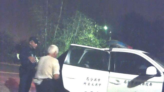 中兴警分局员警，搜山找到陈姓老翁。（中兴警分局提供／廖志晃南投传真）