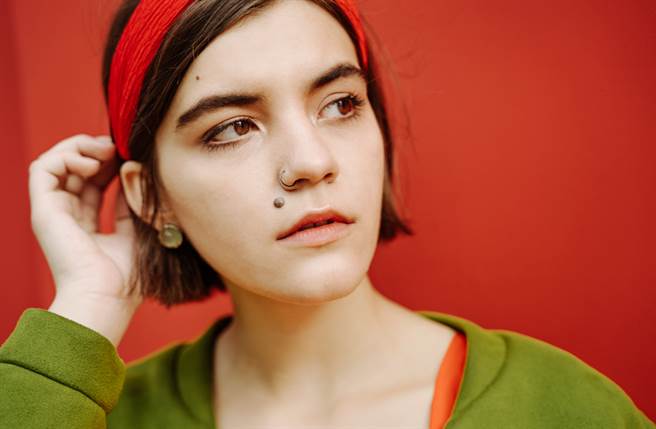 长痣在鼻翼容易破财，在耳根则是个性小心眼，若在锁骨，更会为钱不择手段坑害自己人。（图／Shutterstock）