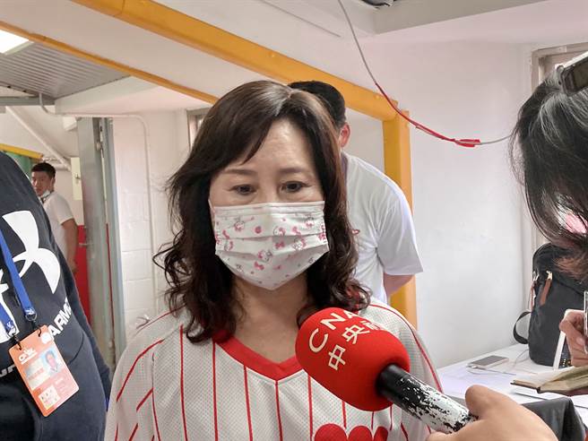 已故味全前总教练徐生明遗孀「师母」谢荣瑶。（邓心瑜摄）