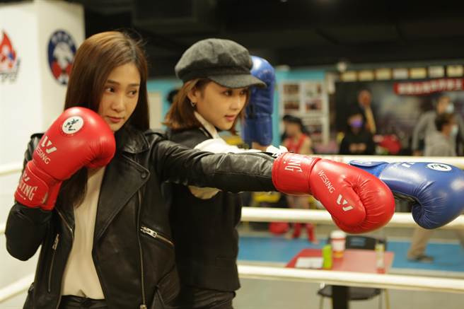 邱子芯、瑭霏变身女打仔。（凤凰艺能提供）