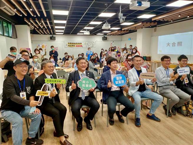 高雄市青年局与国立高雄大学共同办理「社群网络管理师」培训课程，现场反应热烈。（高雄市青年局／林雅惠高雄传真）