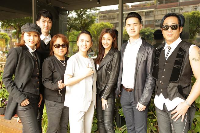 《木兰特工》27日举行开镜仪式，王毓雅导演领军邱子芯、瑭霏等演员出席。（凤凰艺能提供）