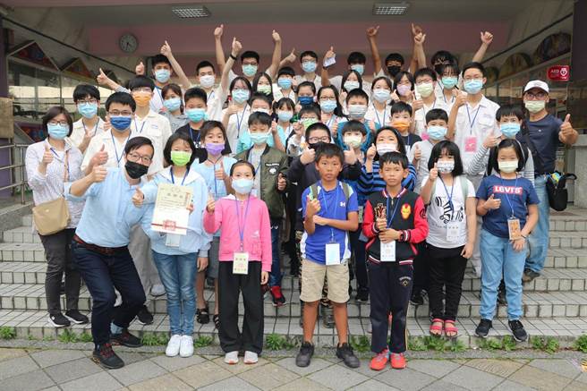延平中學陪伴國光國小20位小學生度過一個充滿趣味又融入科學知識的下午。（延平中學校長張漢鏞提供／游念育台北傳真）