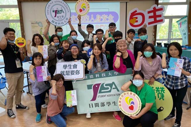 高雄市社會局連結婦團與樹德科大學生合作檢視環境，將繪製「安全地圖」，供學生及社區居民參考。（樹德科大提供／林雅惠高雄傳真）