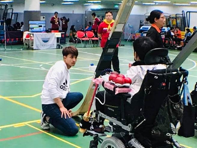 胡家榮耐心指導身障學員學習地板滾球。（許哲瑗攝）