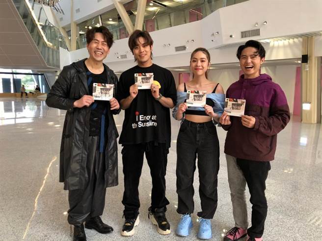 告五人和罗时丰在后台相见欢。（相信音乐提供）