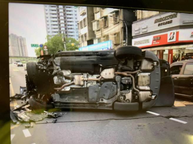 21歲何姓男子今（27日）下午5時許，開車行經新北市新店區復興路與中正路口、秀朗橋頭附近，疑因太過疲勞打瞌睡自撞分隔島，車輛當場側翻在復興路上。（翻攝）