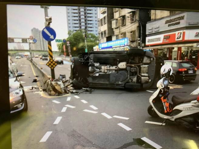 21歲何姓男子今（27日）下午5時許，開車行經新北市新店區復興路與中正路口、秀朗橋頭附近，疑因太過疲勞打瞌睡自撞分隔島，車輛當場側翻在復興路上。（翻攝）