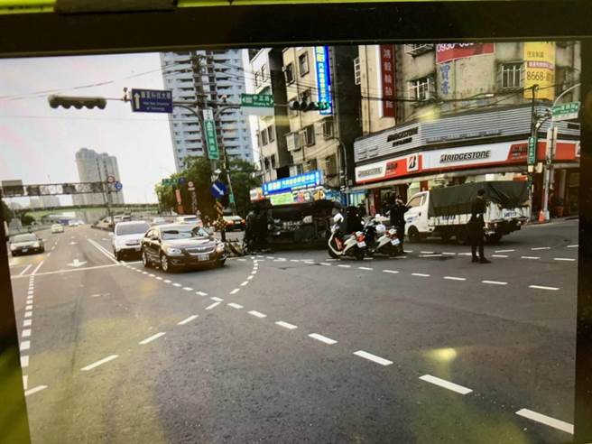 21歲何姓男子今（27日）下午5時許，開車行經新北市新店區復興路與中正路口、秀朗橋頭附近，疑因太過疲勞打瞌睡自撞分隔島，車輛當場側翻在復興路上。（翻攝）