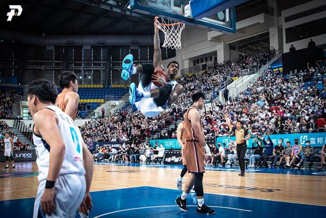富邦洋将贾西亚表演强力灌篮，一旁的球员连忙闪开。(PLG提供)