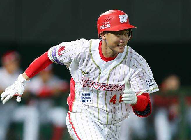 味全龙刘基鸿生涯首轰出炉。（季志翔摄）