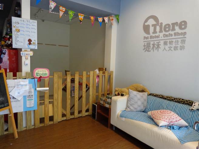 新北市政府动保处近期召募友善宠物店家预计100间以上，包含民间餐饮、游乐地点、公共场所、交通设施等业者。（动保处提供）