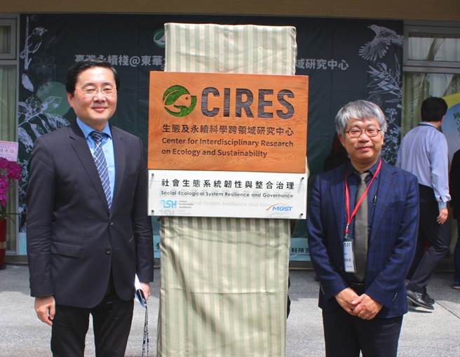 科技部次长林敏聪与东华大学赵涵捷校长共同主持揭牌仪式(图/戴志扬翻摄)