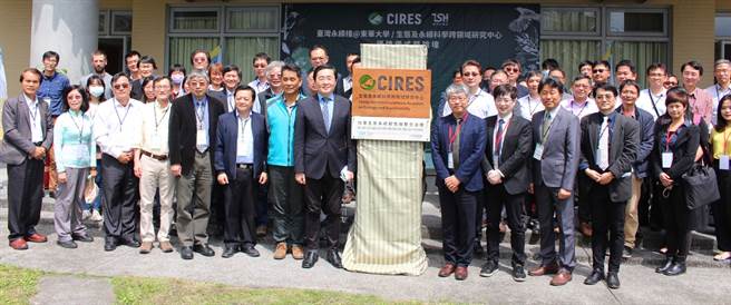 东华大学生态及永续科学跨领域研究中心人员参与揭牌仪式(图/戴志扬翻摄)