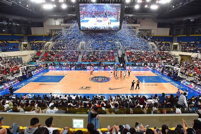 臺北富邦勇士27日於「台灣大哥大 能所不能」主題周首賽對戰桃園領航猿，現場吸引大批球迷擠爆。（圖／台灣大哥大提供）