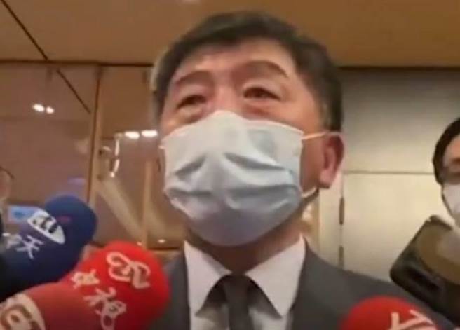 中央疫情指挥中心指挥官陈时中接受平面媒体专访时提到，会考虑未来承认大陆疫苗，并且放宽检疫条件，但目前仍未定案，这是否代表间接承认大陆疫苗的效力？陈时中27日到高雄参加ABC牙医联盟春酒时受访回应，「没有！我讲的意思都是未来式了，当然也要考虑到边境的开放，跟疫苗的效力，我讲的意思是，任何的疫苗有打过，把它当作一个申请的条件之一」。(刘宥廷摄)