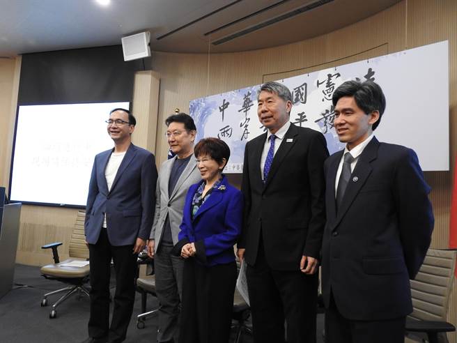 國民黨前主席洪秀柱舉辦「護憲保台論壇」，國民黨大陸事務部主任左正東拋待執政後再談九二共識如何與時俱進，點燃趙少康、張亞中怒火。（趙婉淳攝）