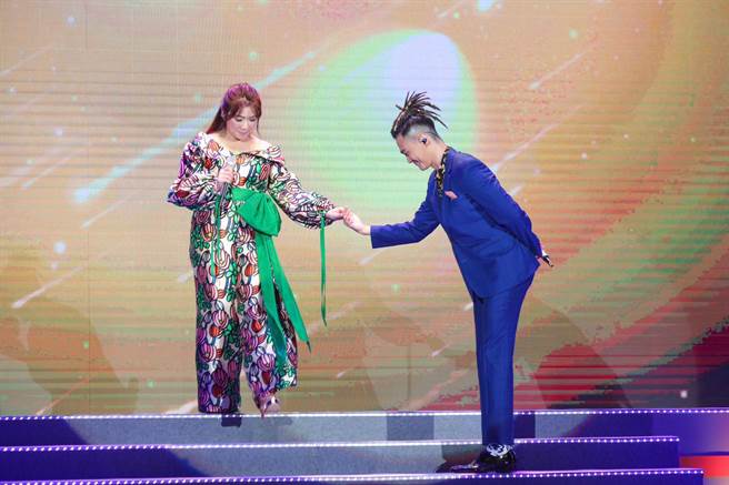 趙詠華（左）和林俊逸今晚在台北國際會議中心開唱。（吳松翰攝）