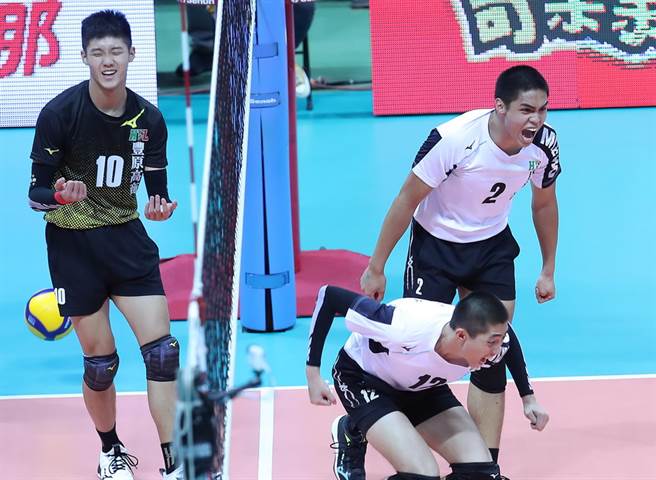 内湖高中球员兴奋庆祝得分，一旁的丰商球员露出失望表情。(高中体总提供)