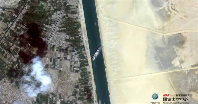 长荣货柜轮「长赐号」搁浅在苏伊士运河，中断水道航运。（图／取自facebook／国家太空中心 NSPO）