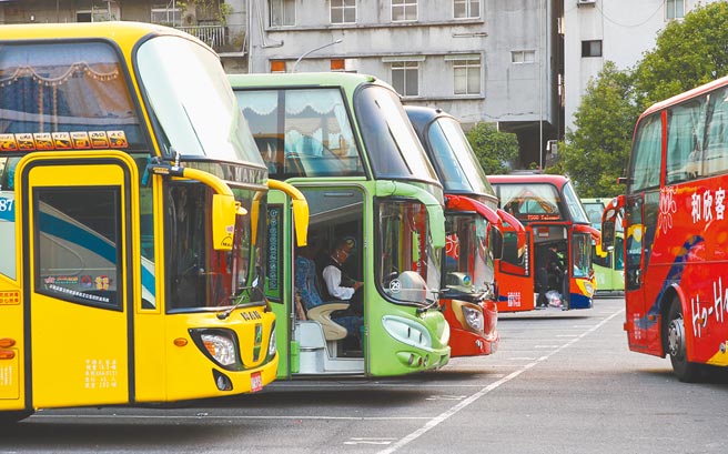 国民党前副秘书长蔡正元爆料，真正搞鬼的是经济部工业局和台南市某民进党立委，业者除打造游览车，还打造不少客运公车。图为停放在停车场的游览车。（赵双杰摄）