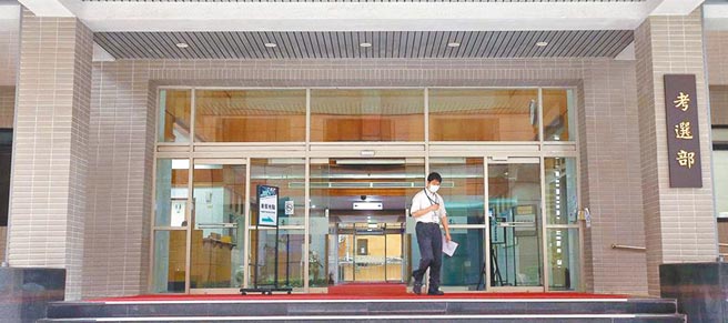 2021年公务人员高等考试三级考试暨普通考试结束报名作业，今年报名人数初步统计达9万2千余人，较去年的8万3616人多出近9000人；另统计，近3年报考人数最多的大学为逢甲大学。（本报资料照片）