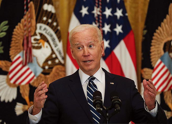 美国总统拜登25日举行上任首次记者会。（路透）