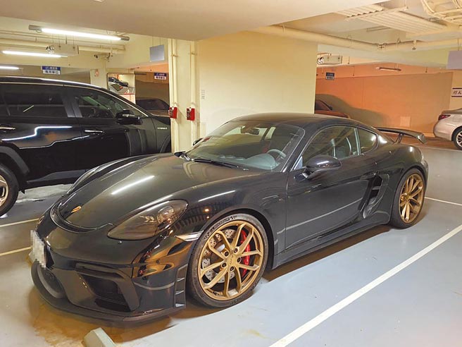 華裔加拿大籍男子方友運因違反居檢規定挨罰30萬元，得知愛車保時捷Cayman GT4將被台北分署查封，才趕緊拿出信用卡繳清。（台北分署提供）