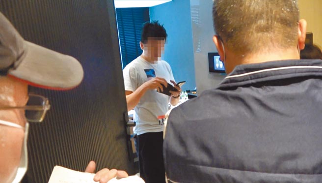 華裔加拿大籍男子方友運因違反居檢規定挨罰30萬元，得知愛車保時捷Cayman GT4將被台北分署查封，才趕緊拿出信用卡繳清。（台北分署提供）