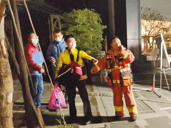 五股一處民宅發生爆炸案，陳姓男子左手被炸到只剩下食指，消防人員分數趟才將陳男殘肢找回送到醫院。（民眾提供／戴上容新北傳真）