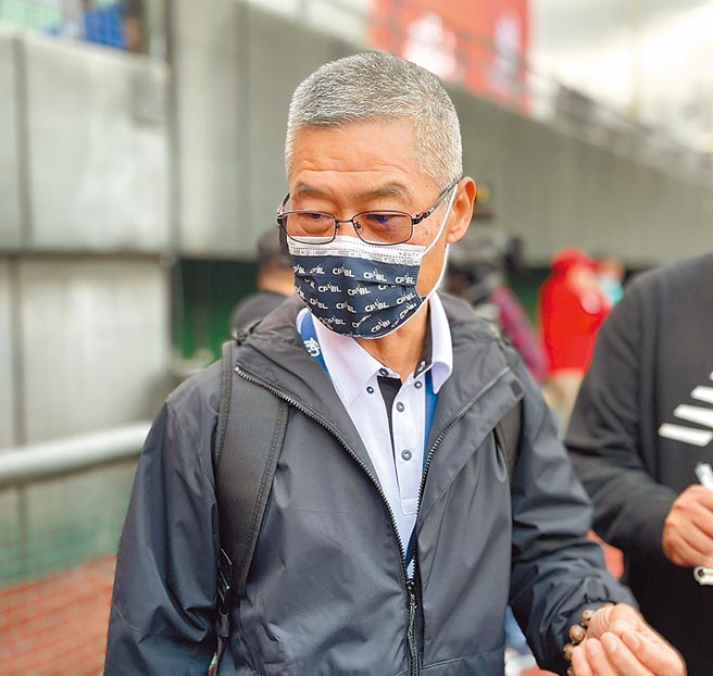 中华职棒秘书长杨清珑26日赛前针对25日龙象之战的争议判决进行说明。（毛琬婷摄）