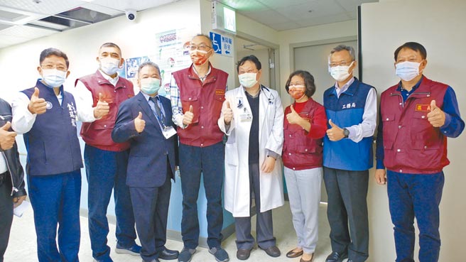 新仁医院花费1亿多元购买隔壁民宅改善空间，26日副市长谢政达前往视察表示，将持续监督16家医院改善，若有意拖延，将联合公安稽查严格处办。（戴上容摄）