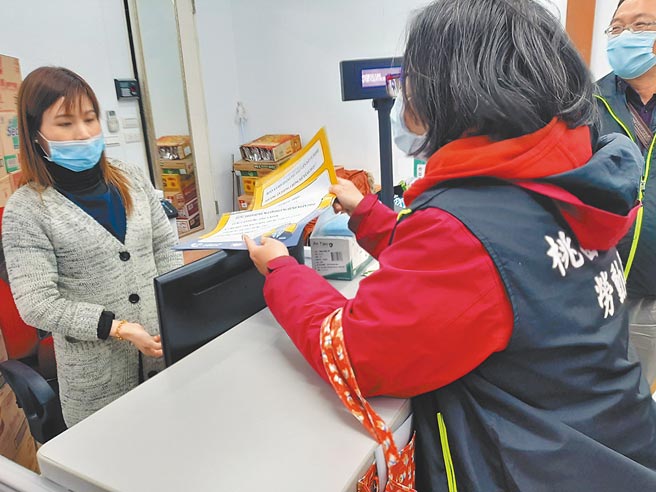 桃園市移工達11萬多人，是全台之冠，但勞動局移工訪視員僅編制44人，平均每1名訪視員要面對2655名移工，挨批人力不足。（桃園市勞動局提供／賴佑維桃園傳真）