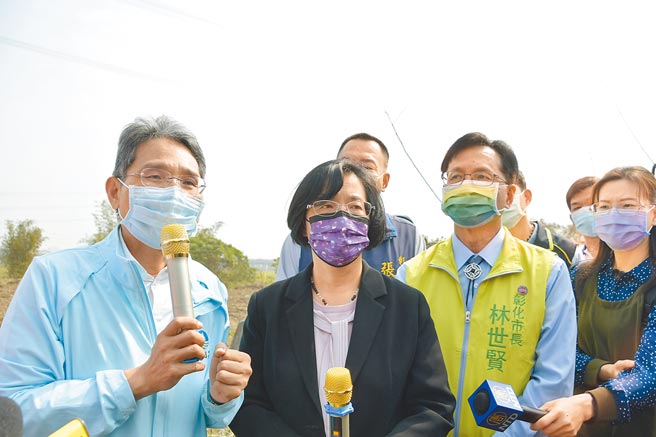 彰化縣長王惠美（左二）26日會同水利署署長賴建信（左一），視察烏溪堤防烏溪伏流水工程。（吳敏菁攝）