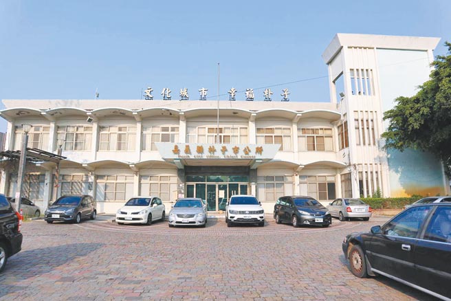 嘉义县朴子市公所将于4月1日拆除旧厅舍，改建为临时停车场，近日不少民眾抢着来看它最后一眼。（张毓翎摄）