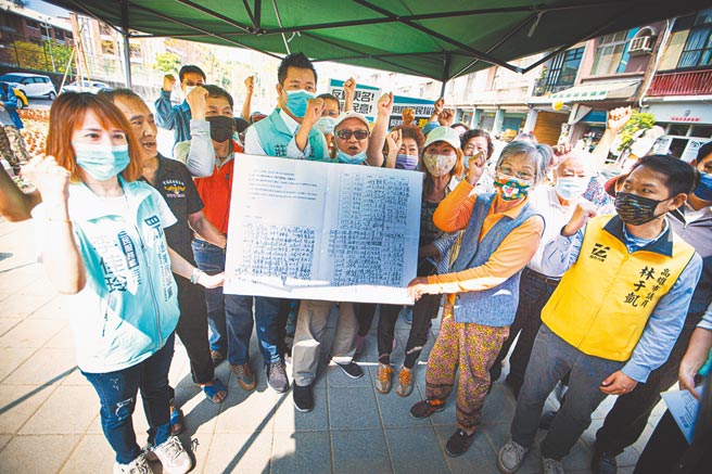 高市三民區恆豐街強制被高市府改名「鐵道三街」，7成以上居民反對。民政局表示，依法民眾只能先取得過半連署，再申請將新名改回舊名。（袁庭堯攝）