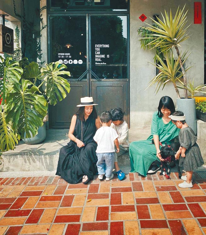 Vicky（左）日前带着一对儿女走访台南美食餐厅。（摘自IG）