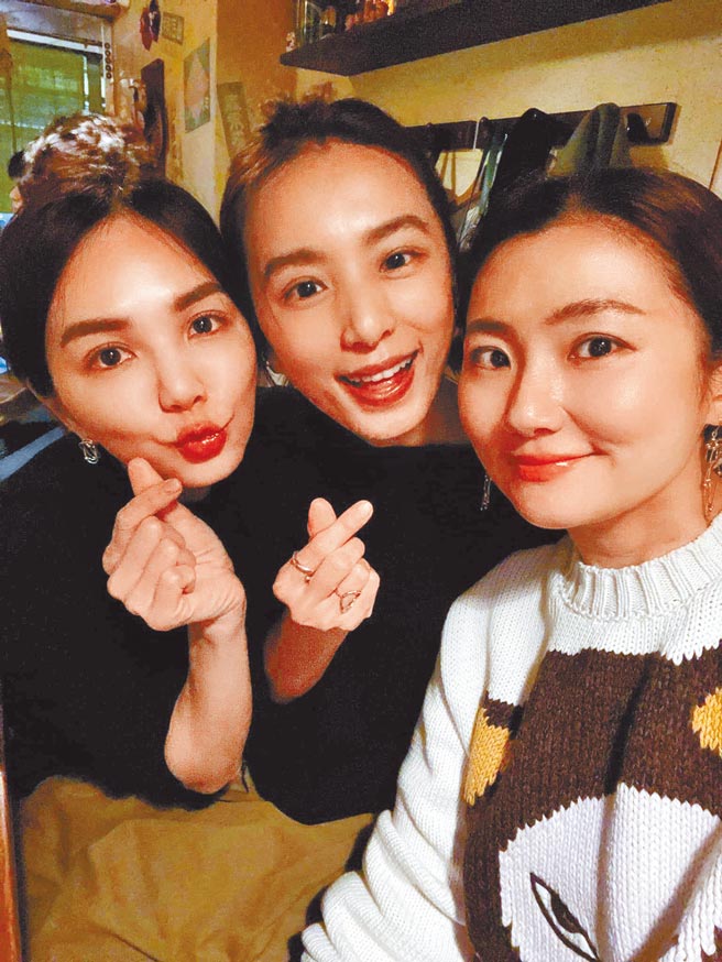 Selina（右起）开心晒出与Hebe、Ella私下合体聚餐照片。（摘自脸书）