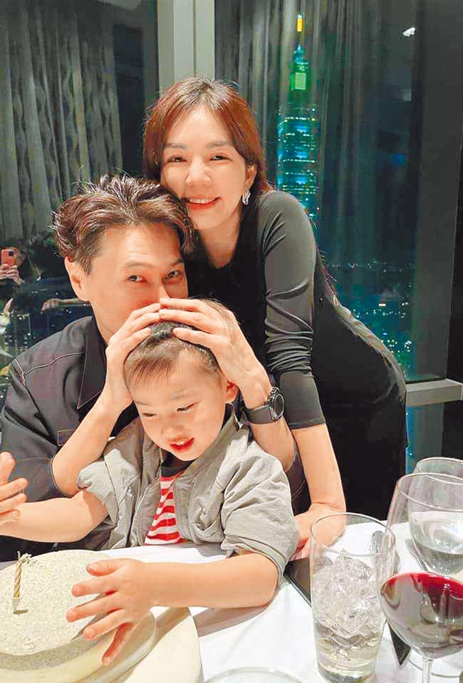 Ella（后）日前庆祝老公赖斯翔生日，一家三口甜蜜合影。（摘自脸书）