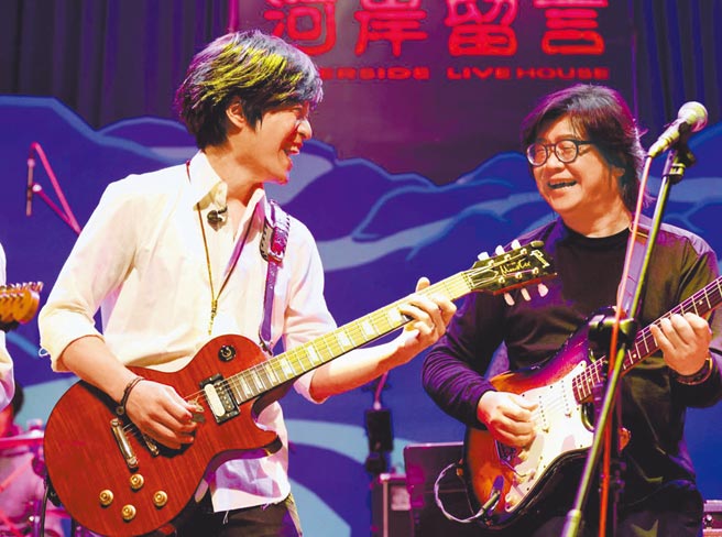 怪獸（左）與恩師林正如前晚同台共演。（相信音樂提供）