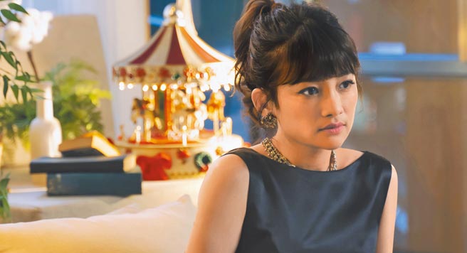 张涵雅日前赴高雄游乐园，用心拍摄新歌MV。（好痛音乐提供）