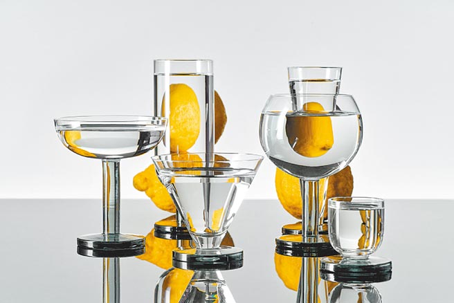 北欧橱窗Tom Dixon_Puck Cocktail Glasses冰球鸡尾酒杯（2入），3700元。（北欧橱窗提供）