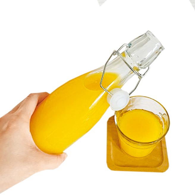 NATURAL KITCHEN简约玻璃罐，150 元、木制方型杯垫，50元。（NATURAL KITCHEN提供）