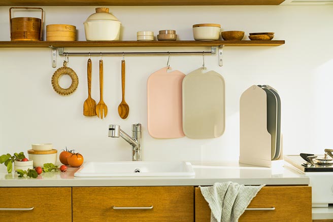 Modori无痕砧板4色组，热水即可简单消毒，平滑可弯曲，原价2248元，官网特价1798元。（Modori提供）