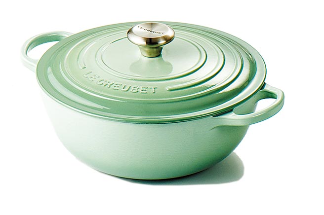 LE CREUSET悠然绿系列，典藏圆铁锅18-26cm钢头，价格落在9200元到1万7000元之间。（LE CREUSET提供）