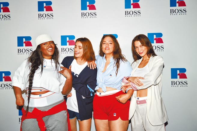 （左起）名模Precious Lee、泰勒希爾、艾希莉葛萊漢與貝拉哈蒂德熱辣現身Boss × RussellAthletic聯名系列紐約線上發布派對。（Boss提供）