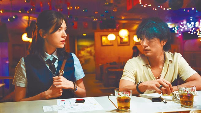 邱泽（右）在《当男人恋爱时》展现铁汉柔情，苦苦追求许玮宁。（金盏花大影业提供）